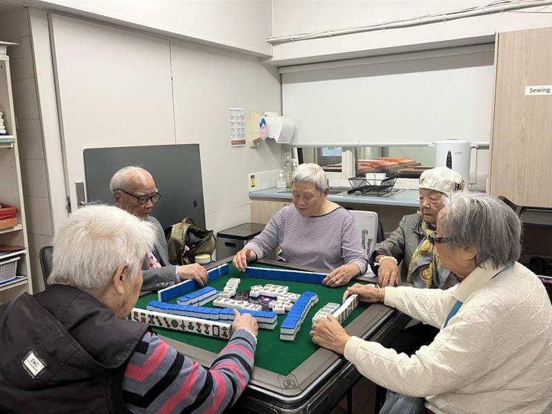 Le Quyen (centre facing) playing mahjong with her friends at the Coolibah Centre.