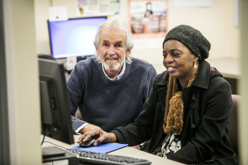 David Sier at the computer tutoring a participant