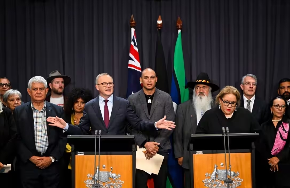 Prime Minister Anthony Albanese with members of the First Nations Referendum Working Group. Source: AAP / Lukas Coch - sbs.com.au